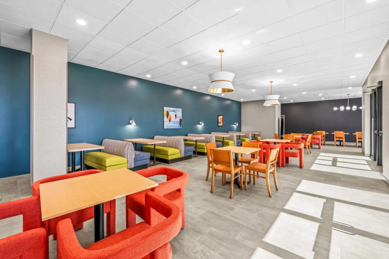 SEL_Statesville_NC6207-BreakfastArea-2 - 30419D00-026F-4B3E-A9C56F0001B00269