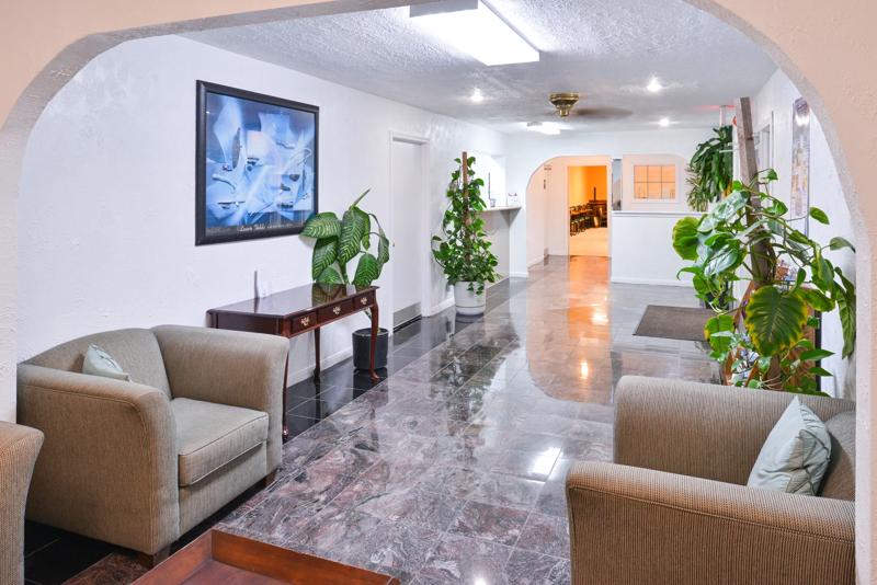 ABVI_CluteLakeJacksonTX_Lobby_Walkway - 305053D3-B505-4FA2-ACCC1AE52C1AF8C6