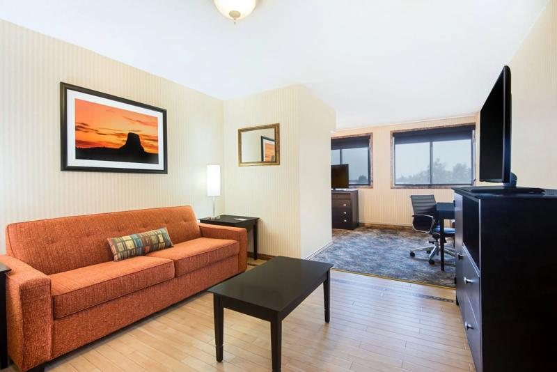 RLH_Gillette_GuestRoom_suite_6 - 307223C5-F9A3-4EE7-94E1566C000C3690