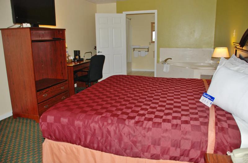 ABVI_HempsteadPrarieViewTX_GuestRooms_King with Jacuzzi_Room Amenities - 30EF66AF-08C0-4AAA-8E7E21F84BF999FC