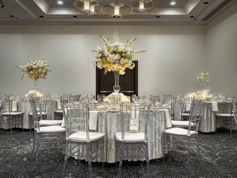 TRS_MinneapolisDowntown_Weddings_White Flower Tables - 31679F35-5FF4-4744-BD848A712BF37E76