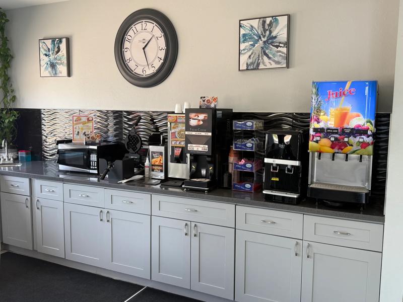 ABVI_LaPorte_TX6905_Breakfast_Area - 31BF4E89-6342-4FF1-BEA905042B0EDF9E
