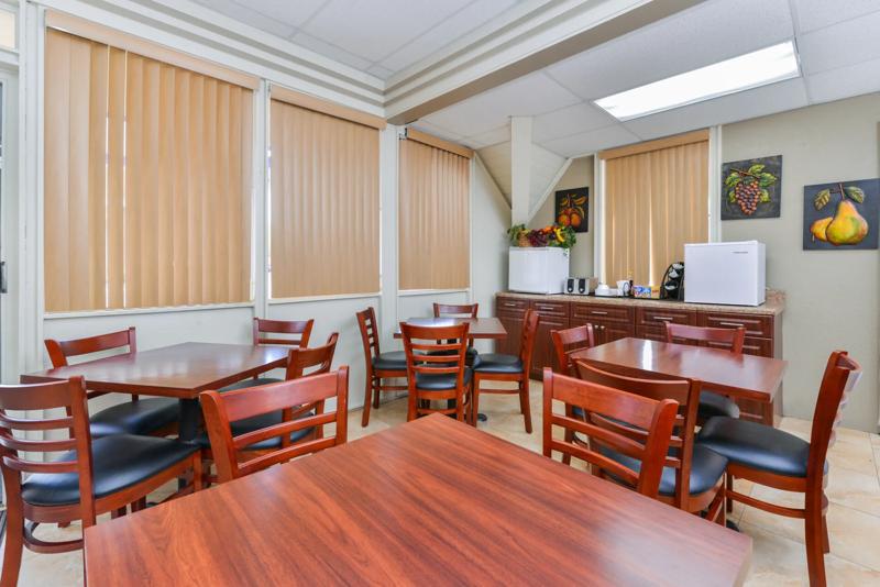 ABVI_SarasotaDowntownFL_Dining_Breakfast Area_Seating - 31F6A76A-B939-4087-94EC8E450205A5FB