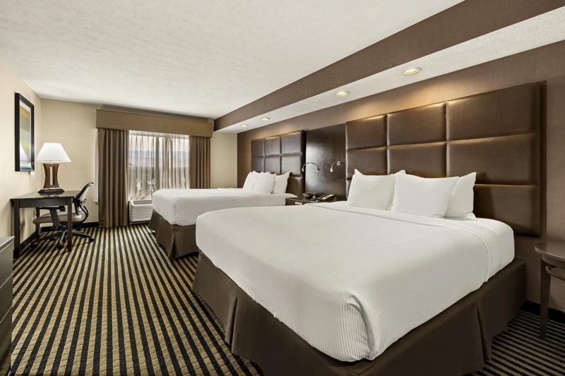 SEH_IndianapolisAirport_IN5752_Two_King_Bed_Suites_Fireplace_1 - 31F8126A-E0E7-4A1B-97CB0D49FA01061E