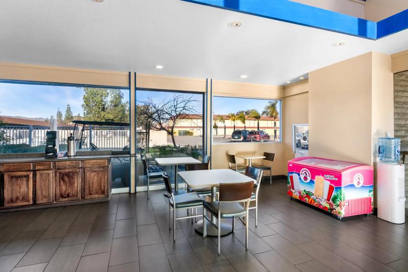 ABVI_VacavilleNapaValleyCA_Dining_Breakfast Area_Small Tables - 32010ADD-30B1-4EB3-A0838D3A0D8FAB53