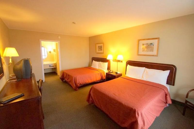 CBVI_StCatharines_ON0010_TwoDoubleBeds3 - 3213EBEF-1353-4721-AE1E7D4E2BB94773