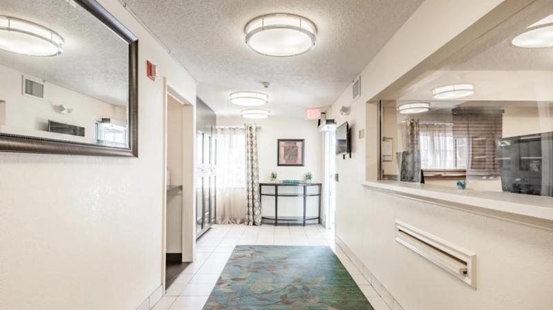 SIM_NashvilleBrentwood_Lobby_Front Desk - 32616DBC-C27C-41BD-8815C480C0716266