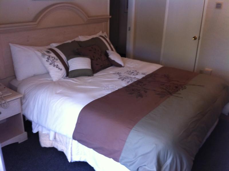 ABVI_LosBanosPresidentsInn_GuestRooms_King Suite_Bed - 32830C8C-1381-4367-963236C751A41073