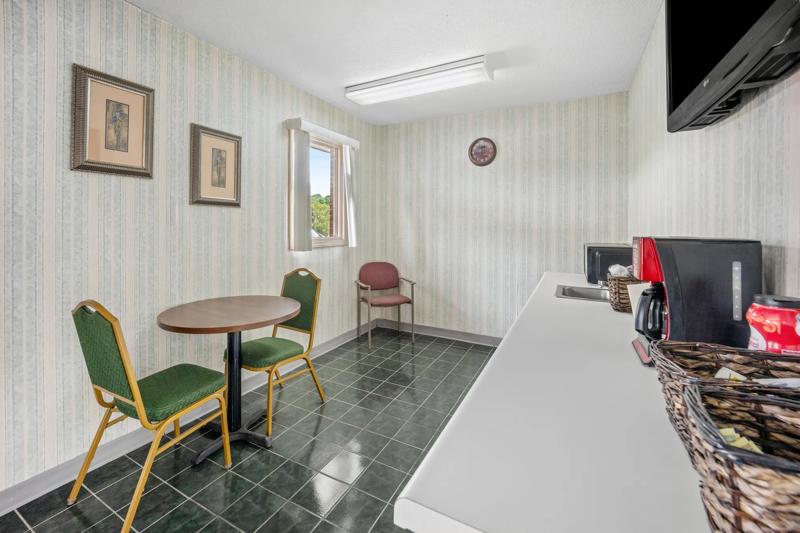 ABVI_RoxboroNC_Dining_Breakfast Area_Seating - 334A01EB-20A8-4DA7-8CEEA83B3FACC306