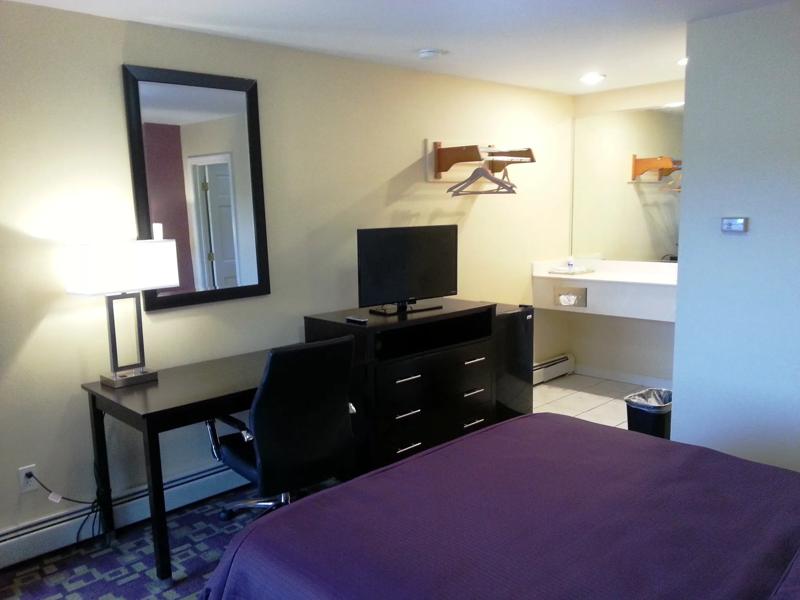ABVI_ProvidenceNorthScituateRI_GuestRooms_Queen_Room Amenities - 339104DB-1CE2-48CF-821BBECB5D9421AB