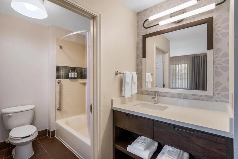 SES_Brand_DenverSouth-ParkMeadows_GuestRoom_TwoBedroomSuite_1King2Double_Bathroom_1 - 33EC28E6-4F2E-49D4-B0BEA6C9E5E96BF9
