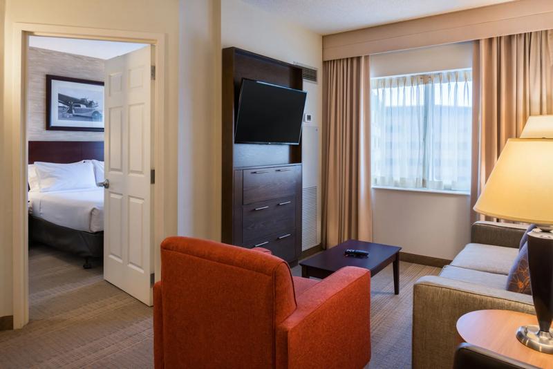SHR_ChicagoOHare_GuestRoom_Suite - 3427CA88-439B-4647-9DB3F111F2631B26