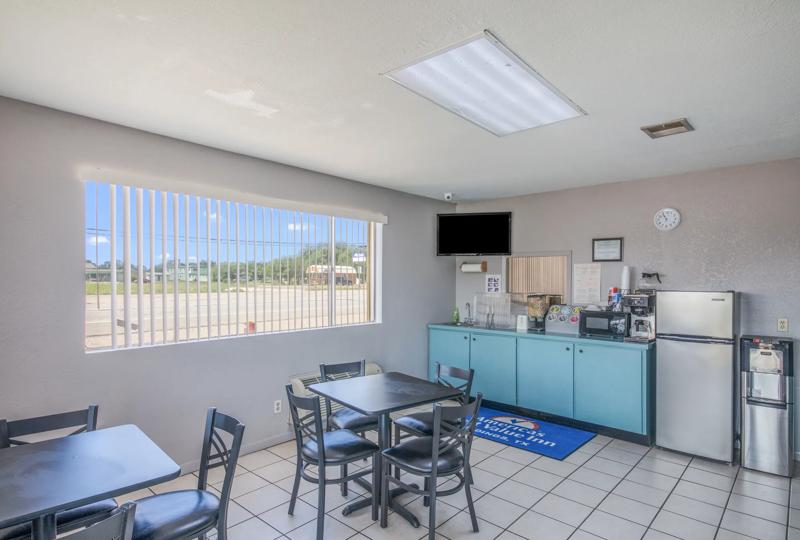 ABVI_GiddingsTX_Dining_Breakfast Area_Tables - 349072AC-8E51-42E8-9C18C3A30DB253BF