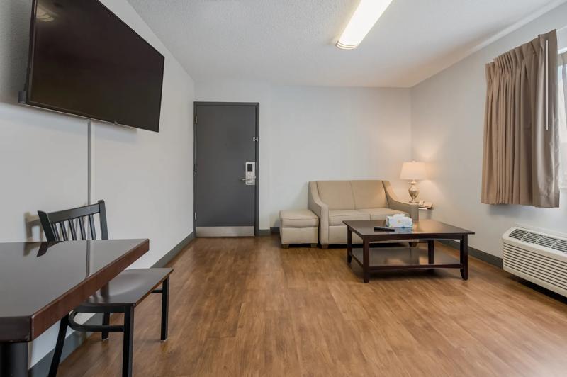 RLIS_Ontario_Guest Room - 34CB0538-FF27-41E4-8A2762843643D270