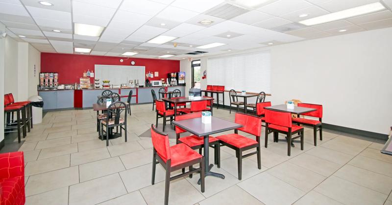 ABVI_PilotMountainNC_Dining_Breakfast Area_Seating - 34CEB148-11CF-4EEE-A2AE9C4BFA8137C0