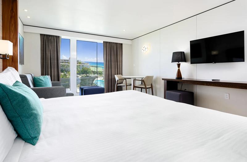 SHR_MahoBeach_Room-Oasis-Pool-View-King - 34D68AF3-A7BC-49B4-93C4682CD9BBB136