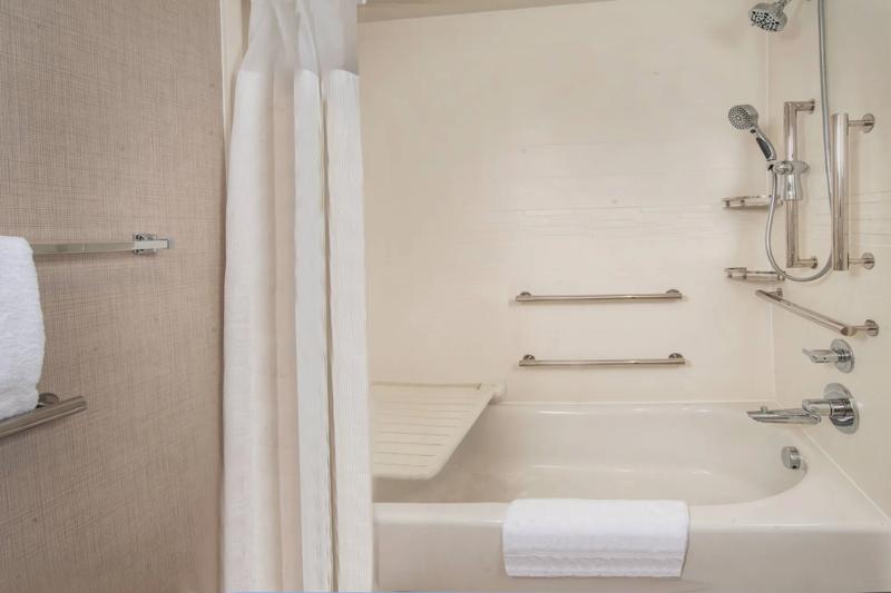 SES_BaltimoreBWI_GuestRoom_14 - 358436A2-D383-4BD1-9CDD9F0431C30C7E