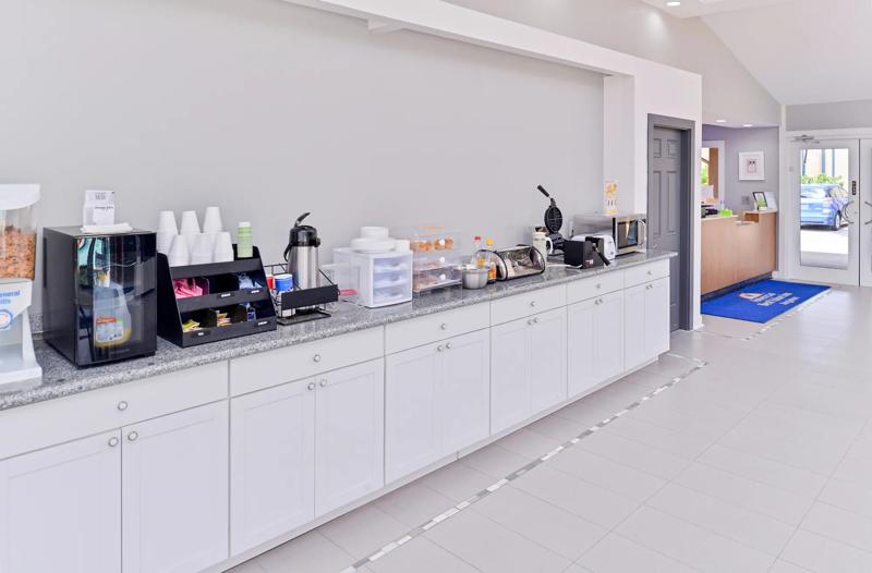 ABVI_ AngletonTX_Dining_Breakfast Area - 35BC4D55-FCEF-4B9C-BB093594C95E7AAC