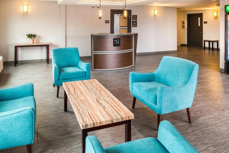 RLIS_Everett_Lobby - 3609D296-40C2-44FA-808073FAD0E03621