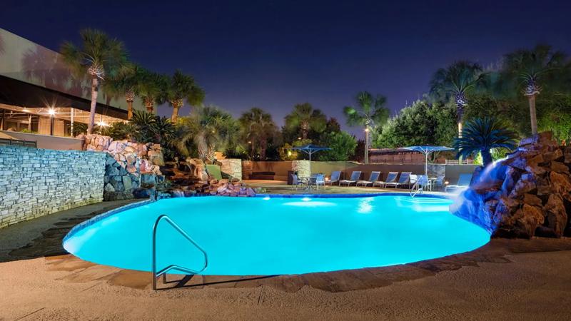 SHR_Houston-IAH-Airport_TX9967_Outdoor-Swimming-Pool-at-Night_2 - 362BEA6A-A81C-46AF-BBF5AB94430350E1