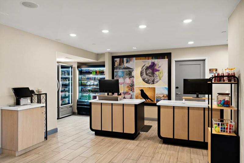 SES_DenverSouth-ParkMeadows_FrontDeskAndMarket_2 - 36342853-790B-4519-A1B86F0828B96EFC