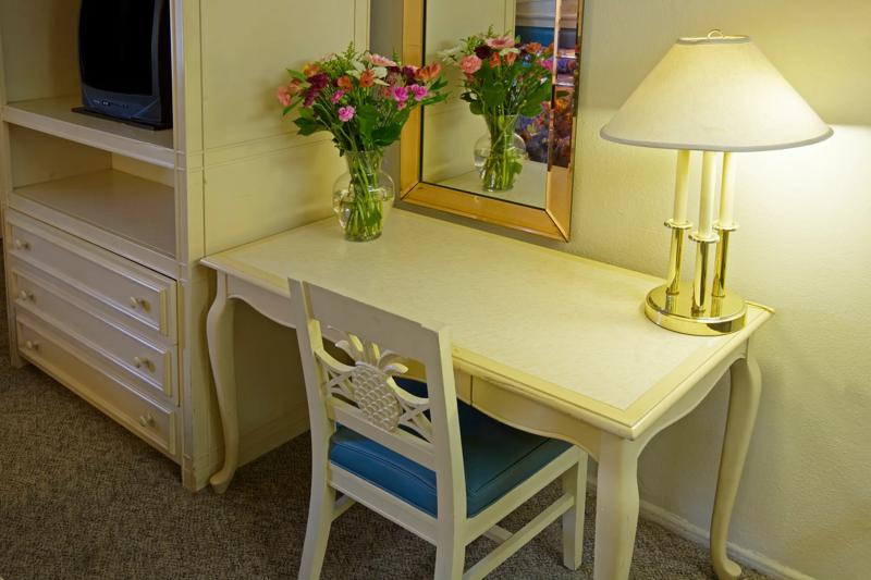 ABVI_ThousandOaksCA_GuestRooms_Two Doubles_Room Amenities - 369197F2-5756-4FA1-8BE88DFE1F01B8DE