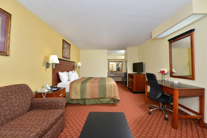 ABVI_BrookhavenMS_GuestRooms_King Suite_Room Amenities - 36A81DA4-3DC7-44EF-9B3568033E5004C7