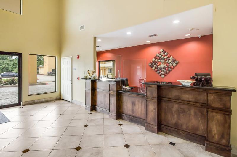 ABVIS_Tomball_TX1444_Lobby_2 - 36F4B5E5-C541-466B-9B8D8C1459D1B226