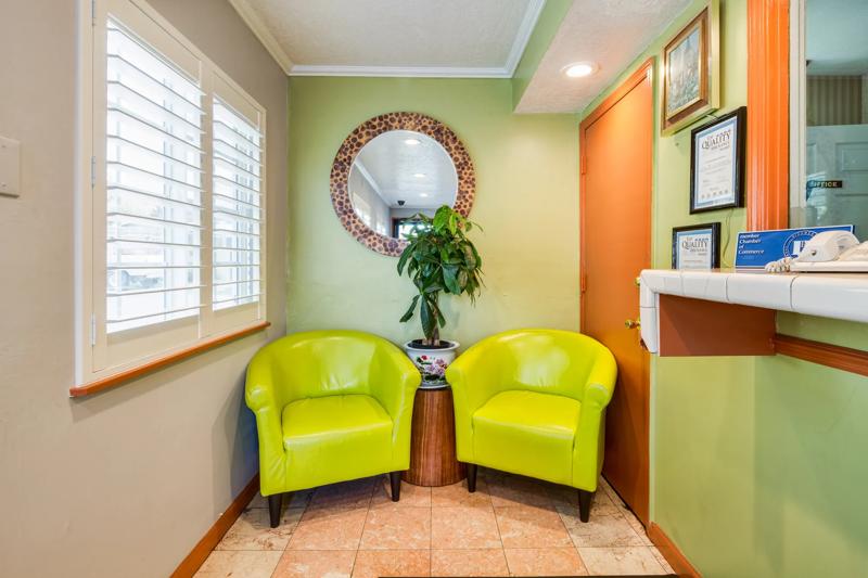 ABVI_RichmondSanFranciscoCA_Lobby_Seating Area - 370CFECD-ABC0-45A4-AFE7EE7B50435088