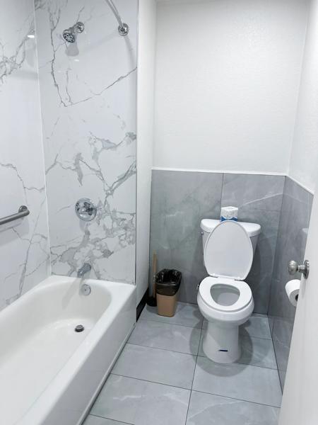 ABVI_PicoRiveraLosAngelesECA_GuestRooms_King Suite_Bathroom - 376D6114-8685-48F1-AD1A901B94E67D8E