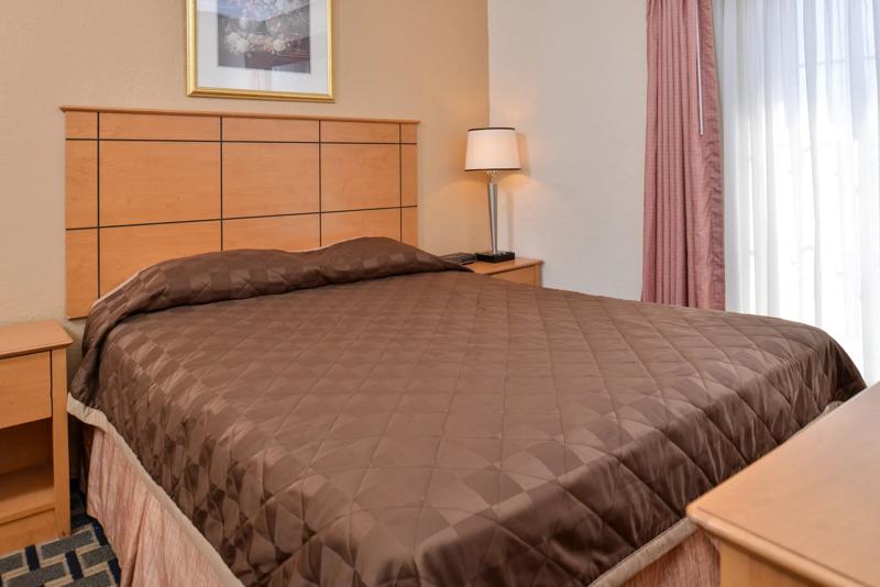 ABVI_StCloudMN_GuestRooms_Queen Suite_Bed - 3776060F-7182-466D-9EBFD81461FDCAF9