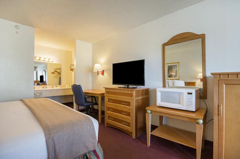 ABVI_MelbourneFL_GuestRooms_King Junior Suite_Room Amenities - 37872812-5992-4E67-BDD16069C7C779E0