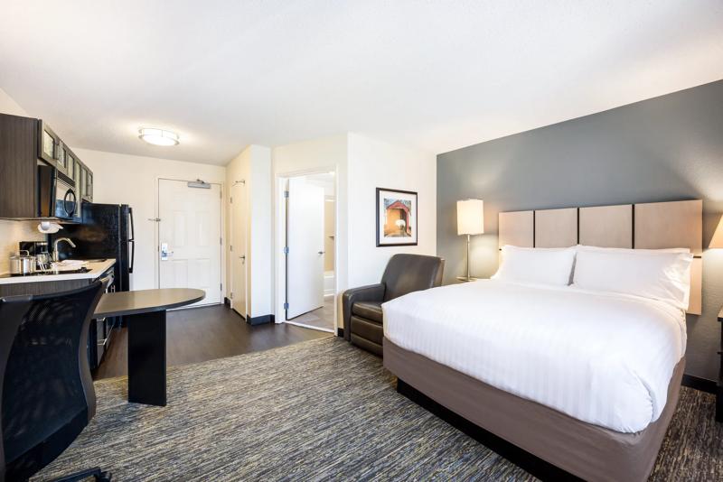 SIM_ChicagoOHare_GuestRooms_Sutudio_Bed - 37E8439D-9A6A-4CF6-8085812739FFDB34