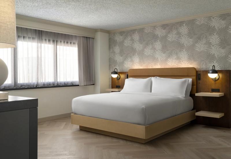 SHR_LosAngelesAirport_GuestRoom_PresidentialSuite_Bedroom - 37FA6ED5-9AAF-4B05-BB1A9BA772F046CA