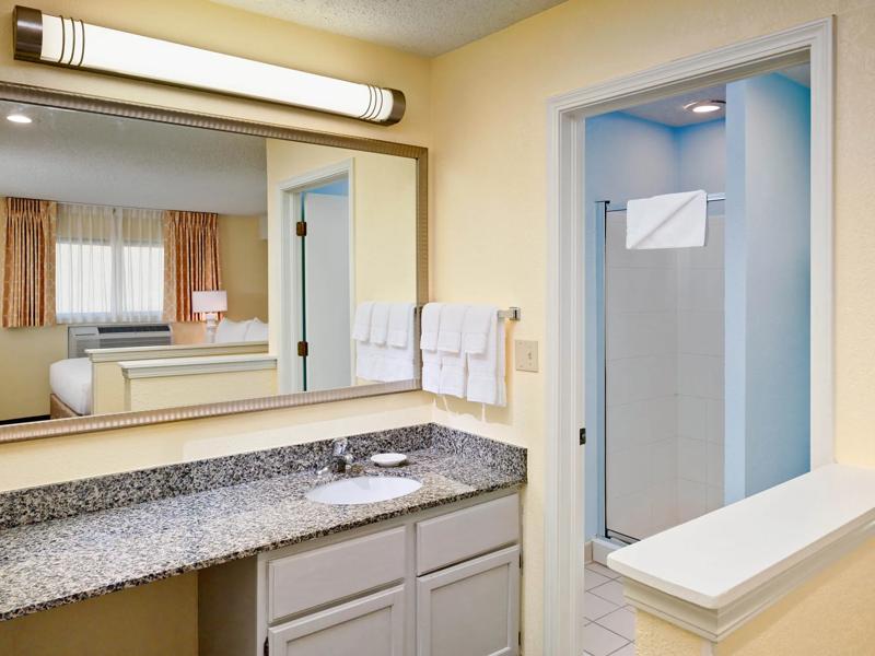 SIM_MemphisEastPoplarPike_GuestRooms_Two Bedroom Loft_Loft Bathroom - 382C26C2-F424-45BA-9AAFA8461DE728DD