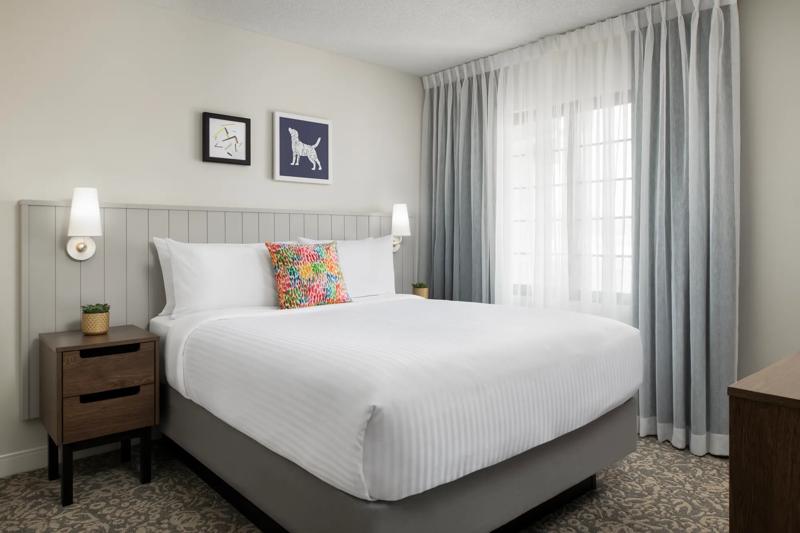 SES_TorontoMarkham_GuestRoom_TwoBedroomSuite_Queen_Bedroom - 3866FDA1-F2B8-4F96-821EF5BFC432A227