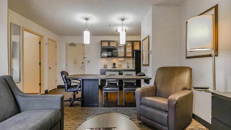 SIM_Brand_GuestRooms_Suite_Kitchen and Dining Space - 3874514F-B9FB-4CCA-88E857B595256869