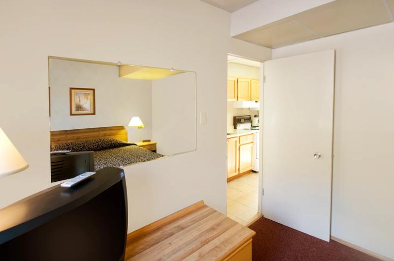 CBVIS_DesertCacheCreek_BC0486_TwoRmKitchenSuite - 3933B355-0C34-4617-9DA35EE39EBAA37F