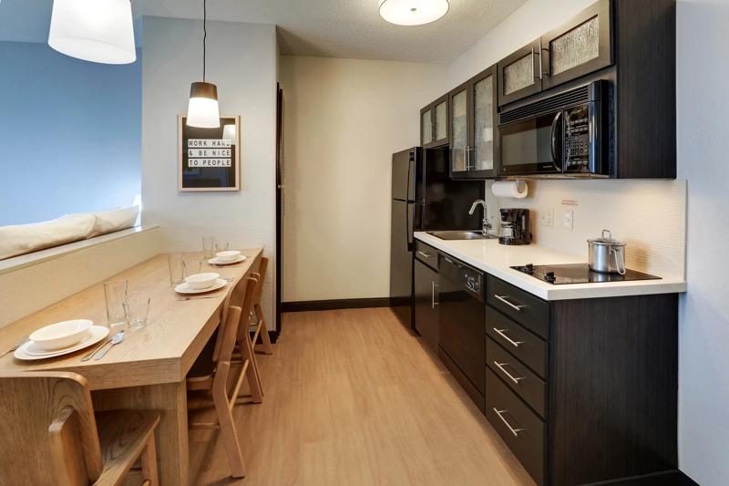 SIM_Brand_GuestRooms_Two Queens_Kitchen - 3940483D-CFDF-4225-8028FECE22280338