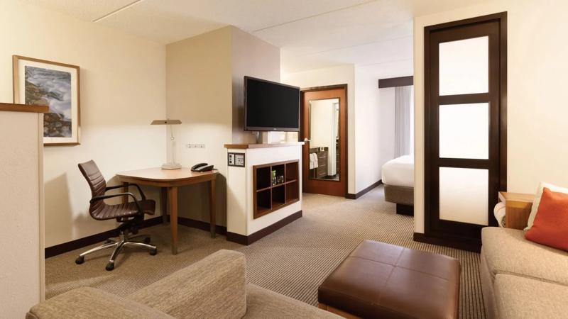 SEL_Brand_GuestRooms_King_WorkDesk - 395A166E-A386-4CB8-88948522C721ABA7