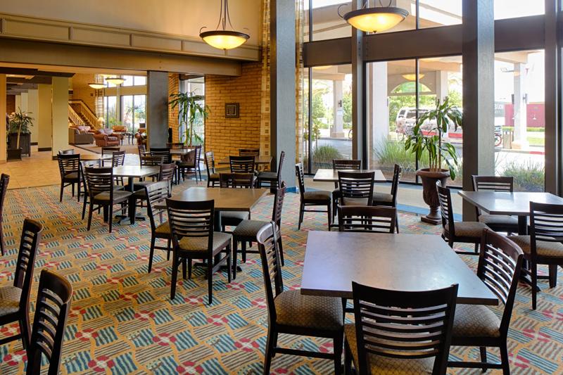 RLH_Redding_CAREDD_DiningSeating2 - 39893353-F0EB-4F48-A5BB251B03CD1547