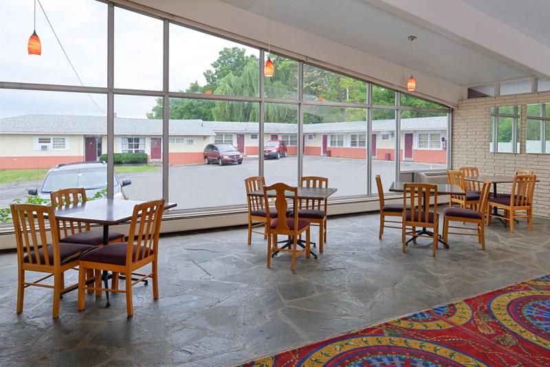 ABVI_GenevaNY_Dining_Breakfast Area_Seating - 39A28060-A172-4549-984037FEA28C9ABE