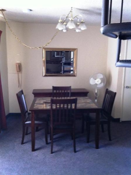 ABVI_LosBanosPresidentsInn_GuestRooms_King Suite_Dining Room - 39FB63F9-8779-42EE-B2F69D73B5D59E05