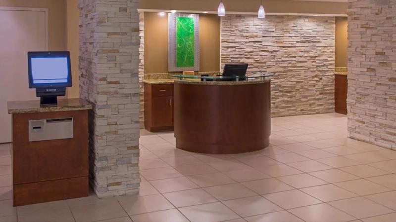 SHR_Houston-IAH-Airport_TX9967_Front-Desk_2 - 3A28AD0C-84E6-4D60-922CBDE98BABCE08