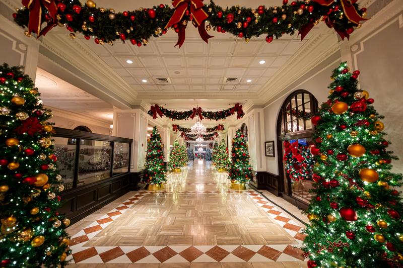TRS_ChaseParkPlaza_Lobby_Christmas At Chase_Holiday Spirit - 3AD66925-427F-46D7-885B1FF8973702B3