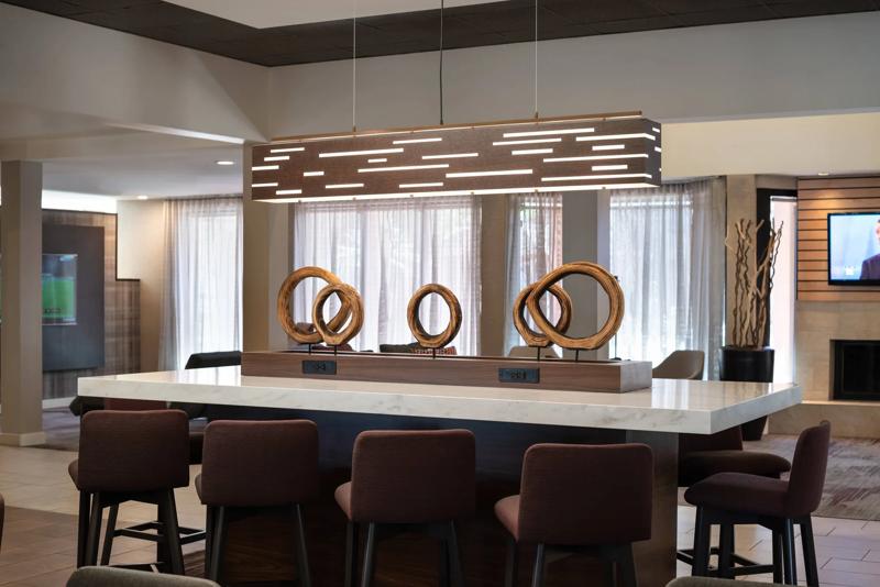 SEL_PhoenixCamelback_Lobby_CommunalTable - 3B24F4A8-3109-42E1-AC39ECCA51115BCC