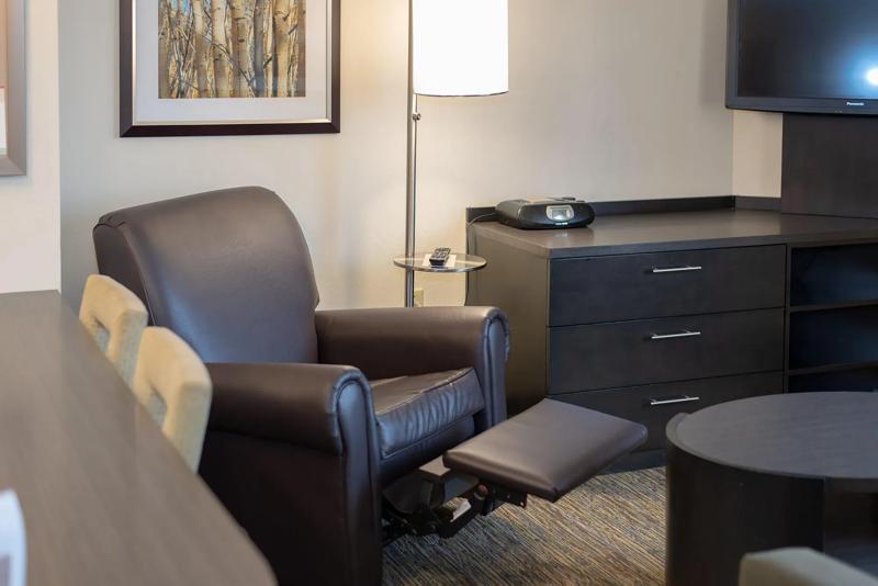 SIM_ChicagoNaperville_GuestRooms_Seating - 3B29B897-582E-4BC0-847EAB63413A9EE3