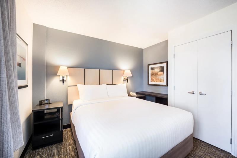 SIM_SiliconValley-SantaClara_GuestRooms_Suite_Bedroom - 3B6C4B57-1AE1-4042-93E3BA40546C8F6D
