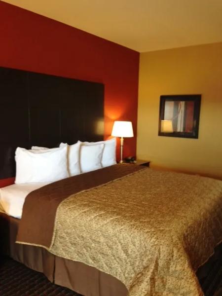 ABVI_TupeloMS_GuestRooms_King_Bed - 3BA02626-B118-46CD-BD6FD603570F23D8