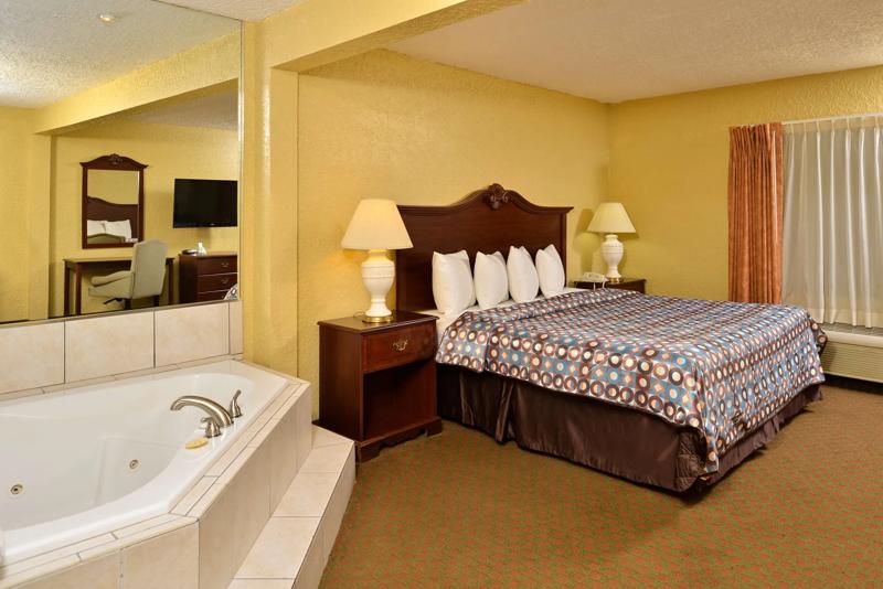 ABVI_StarkeFL_GuestRooms_King with Jetted Tub_Bed.jpeg - 3BCA3905-74B5-46CF-BA6B275165E7ED1B